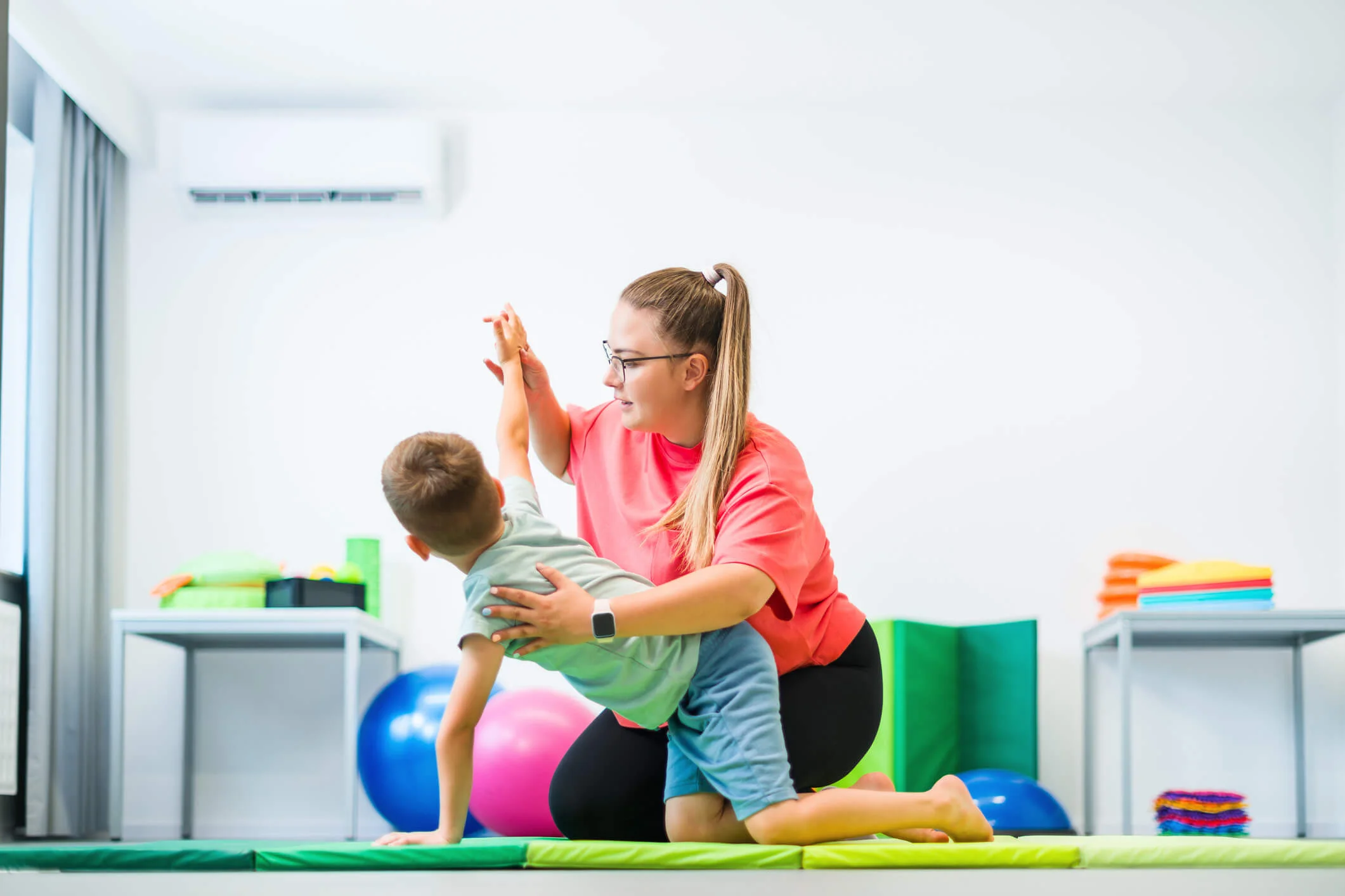 Patient stellt digital eine Anfrage für einen Ergotherapie-Termin
